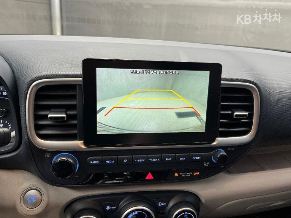 Hyundai VenueGasoline 1.6 FLUX - 14