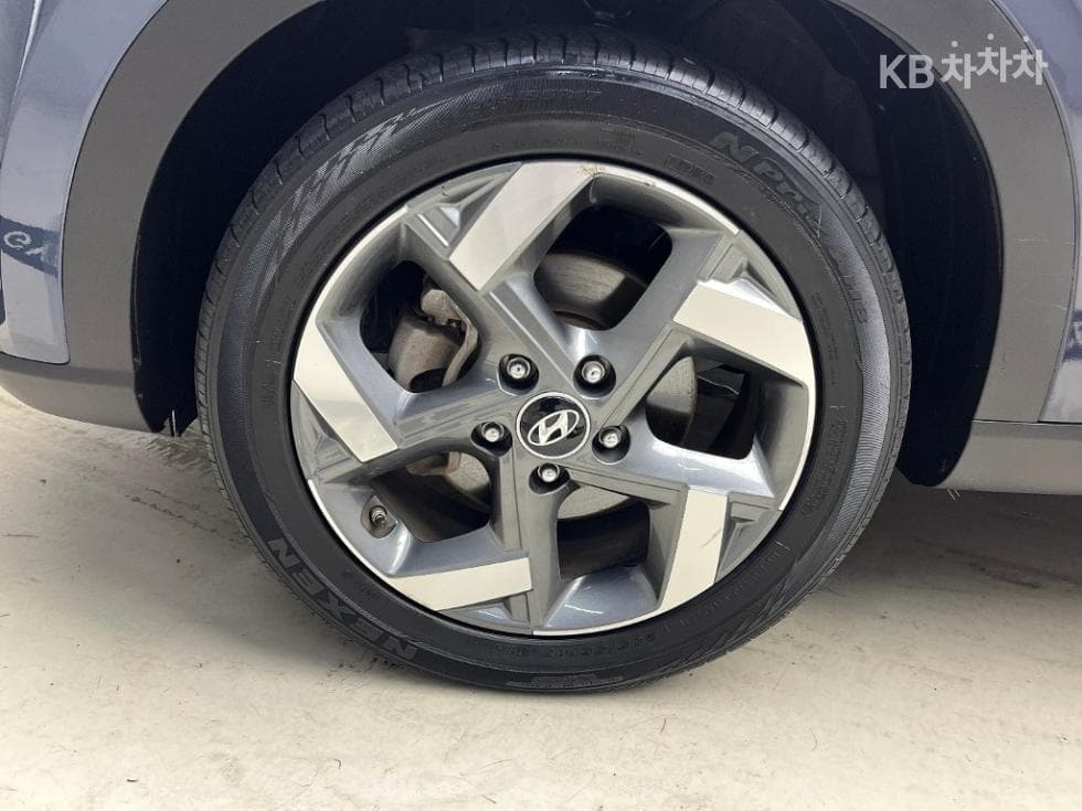 Hyundai VenueGasoline 1.6 FLUX - 17