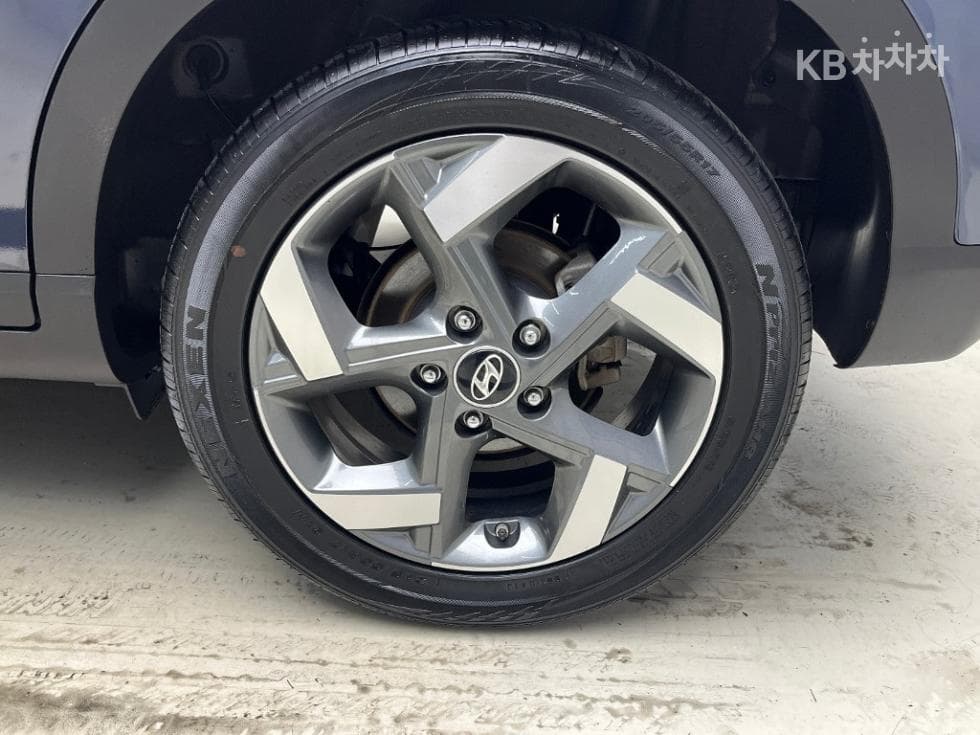 Hyundai VenueGasoline 1.6 FLUX - 18