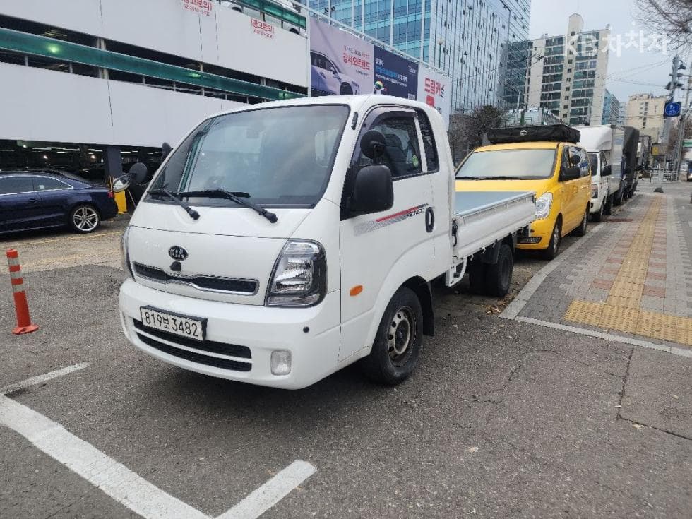 Киа The New (фейслифт) Бонго 3 (лек) 1 тон Королевска кабина Удължено междуосие 2WD GL - Image 1