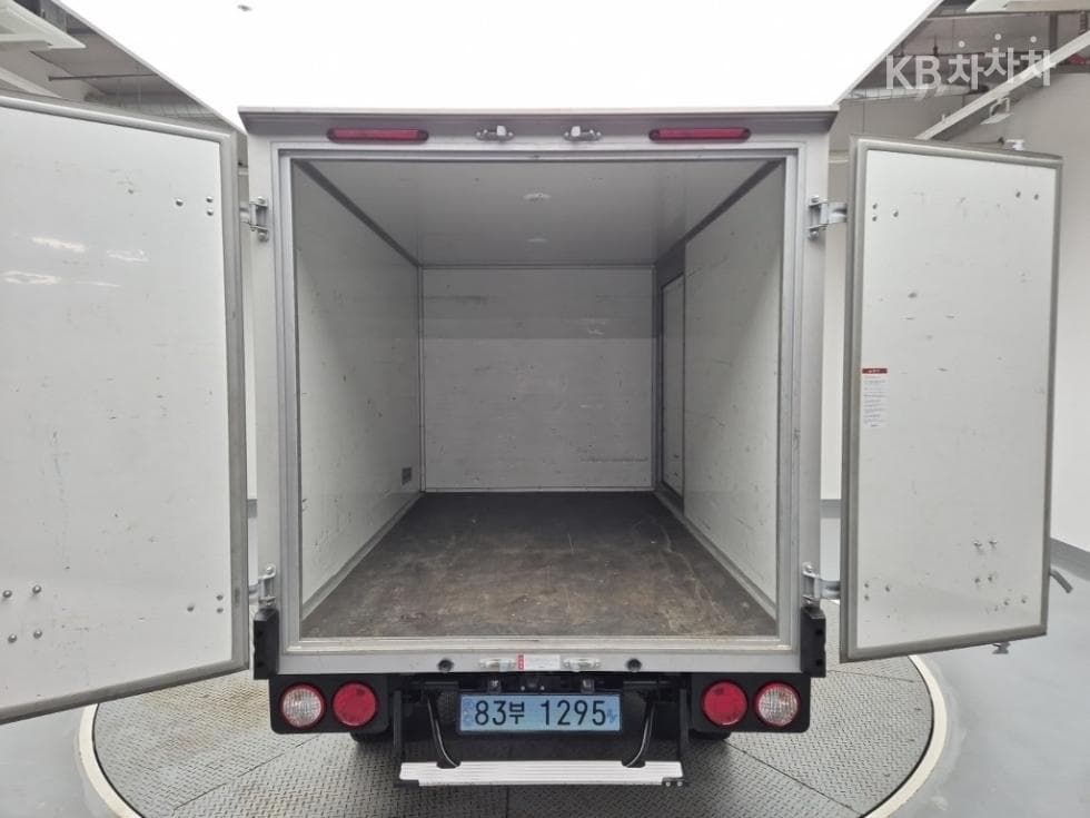 Киа The New (фейслифт) Бонго 3 (лек) EVBox Truck 1 тон 표준형 Королевска кабина Удължено междуосие Стандартен - 17