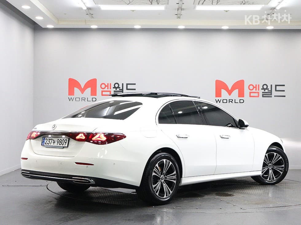 Mercedes-Benz E-Class (W214) E200 Avantgrade - Image 3