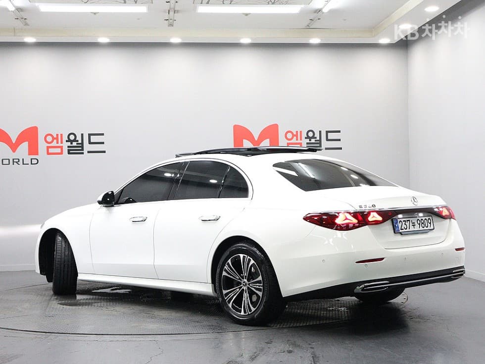 Mercedes-Benz E-Class (W214) E200 Avantgrade - Image 4