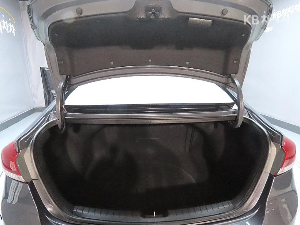 Hyundai Avante (Elantra)AD1.6 GDi Style - 18