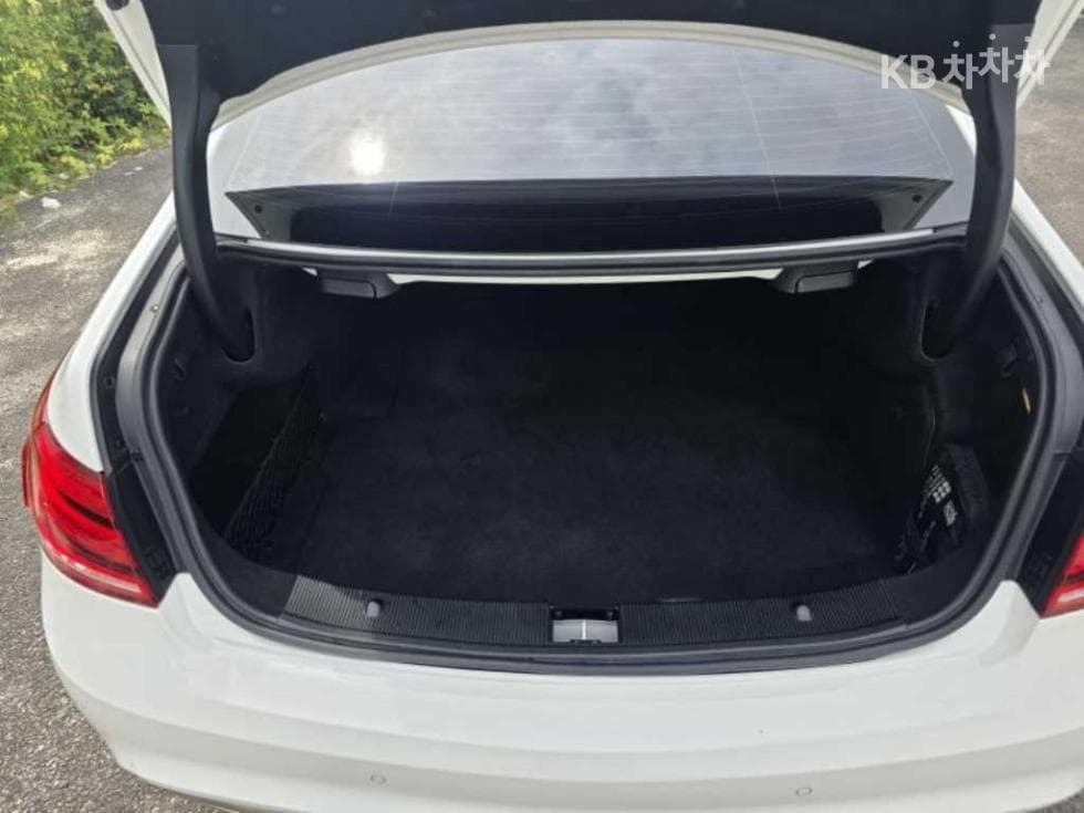 Mercedes-Benz Нов E-КласE200 Купе C207 - 4