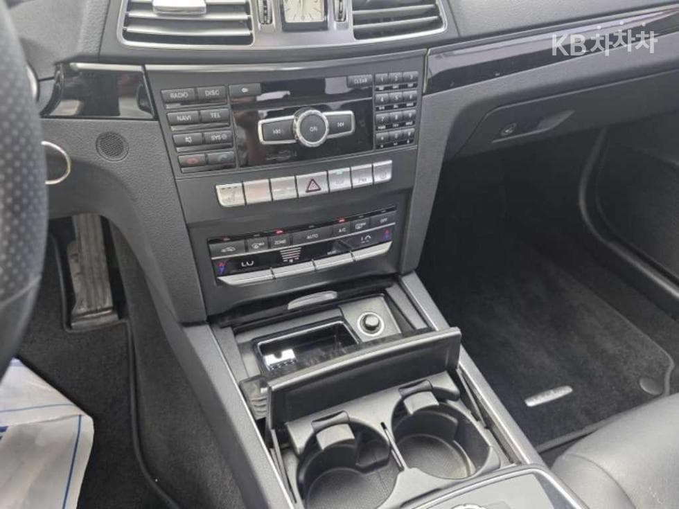 Mercedes-Benz Нов E-КласE200 Купе C207 - 12