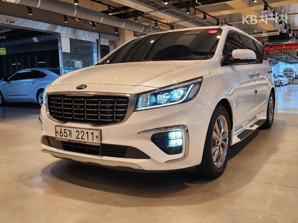Kia The New Carnival 9-Passenger 2.2 Diesel Noblesse Special - Image 1