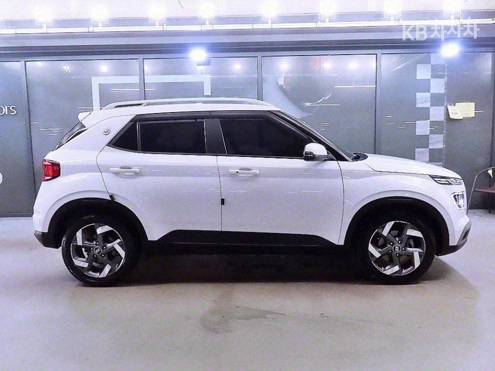 Hyundai VenueGasoline 1.6 FLUX - 3