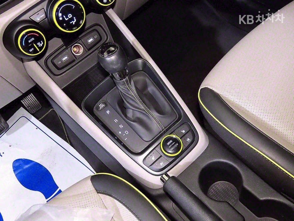 Hyundai VenueGasoline 1.6 FLUX - 12