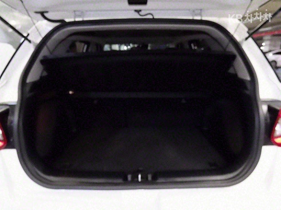 Hyundai VenueGasoline 1.6 FLUX - 17