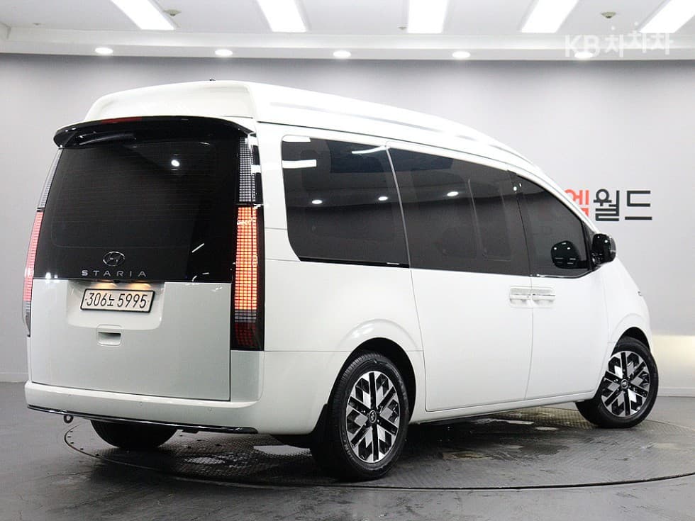 Hyundai Staria Lounge Limousine 7 Passenger 2.2 2WD Inspiration - Image 3