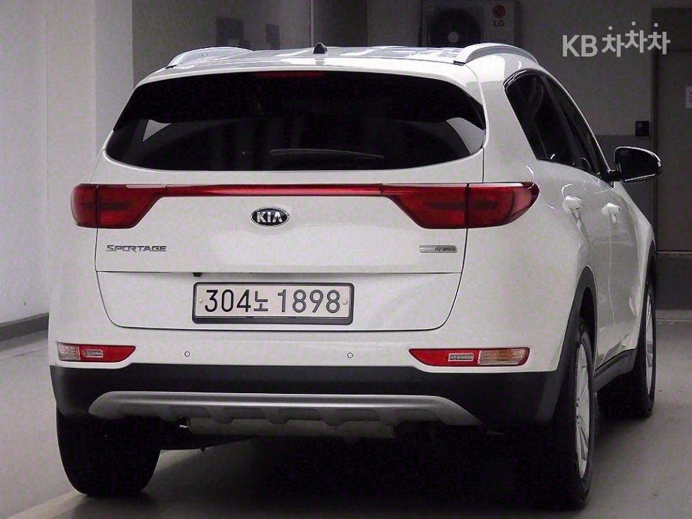 Kia Sportage 4th Generation Diesel 2.0 2WD Prestige - Image 4
