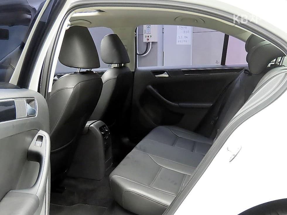 Volkswagen New Jetta2.0 Turbo Diesel Injection BlueMotion 6세대 Premium - 9