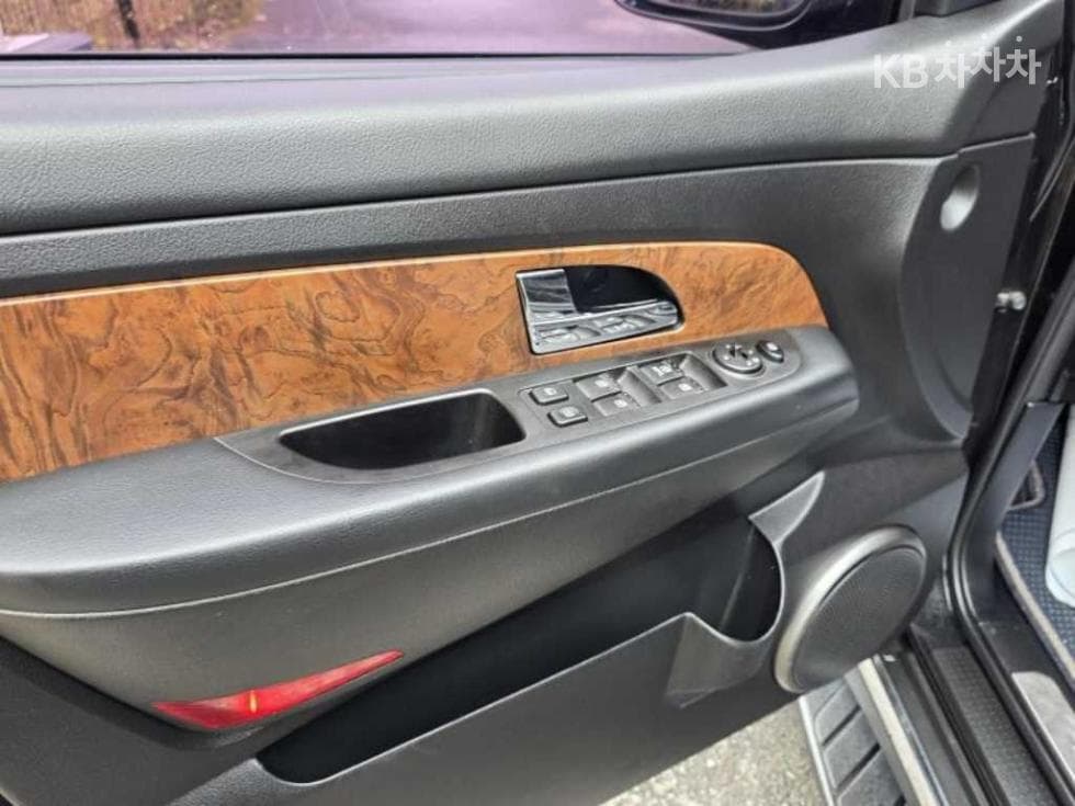 КейДжи Мобилити RextonW7-местен (Лимузин) 4x4 RX7 Лукс - 10