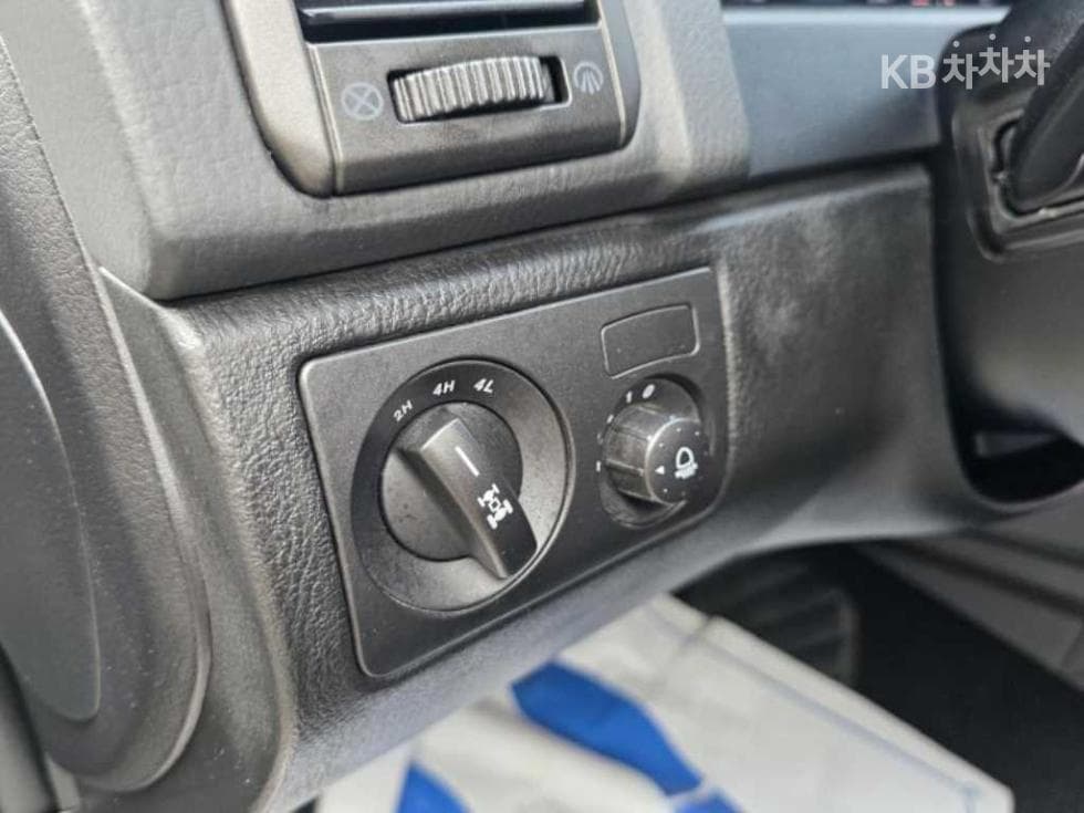 КейДжи Мобилити RextonW7-местен (Лимузин) 4x4 RX7 Лукс - 12