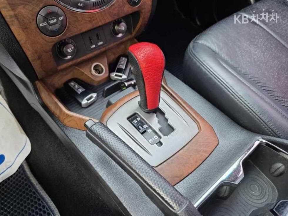 КейДжи Мобилити RextonW7-местен (Лимузин) 4x4 RX7 Лукс - 14