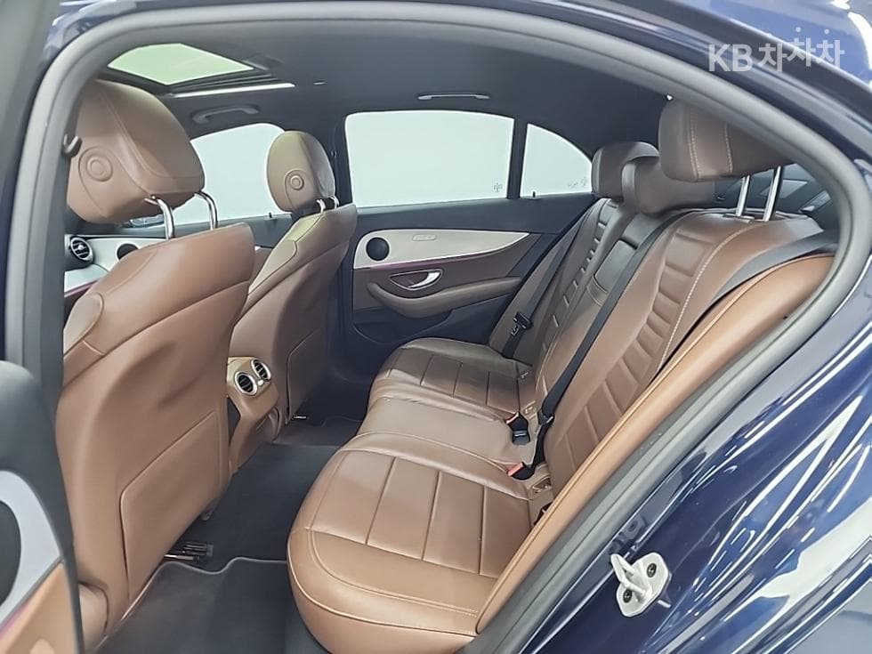 Mercedes-Benz E-Class (W213)E250 Avantgarde - 12