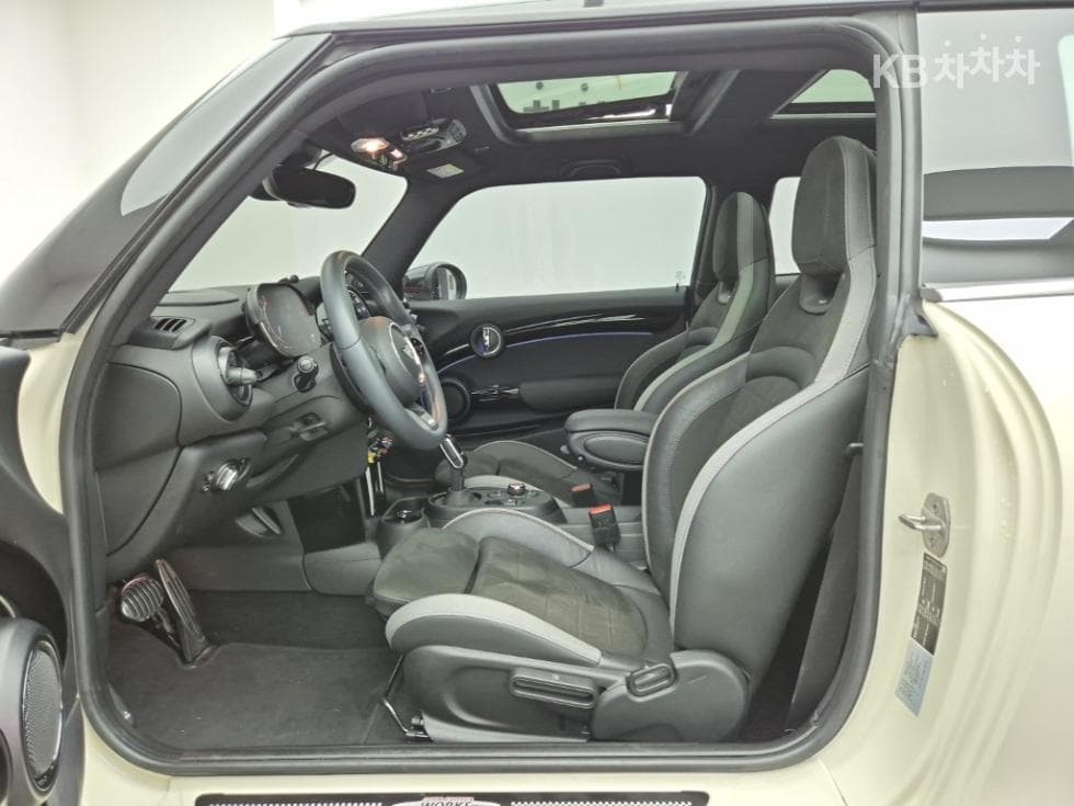 Mini Cooper 3도어S 2.0 JCW Launch Pack - 11