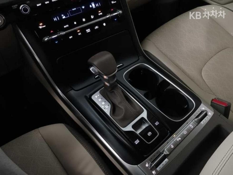 Kia Carnival 4th generationD2.2 9-seater Prestige - 15