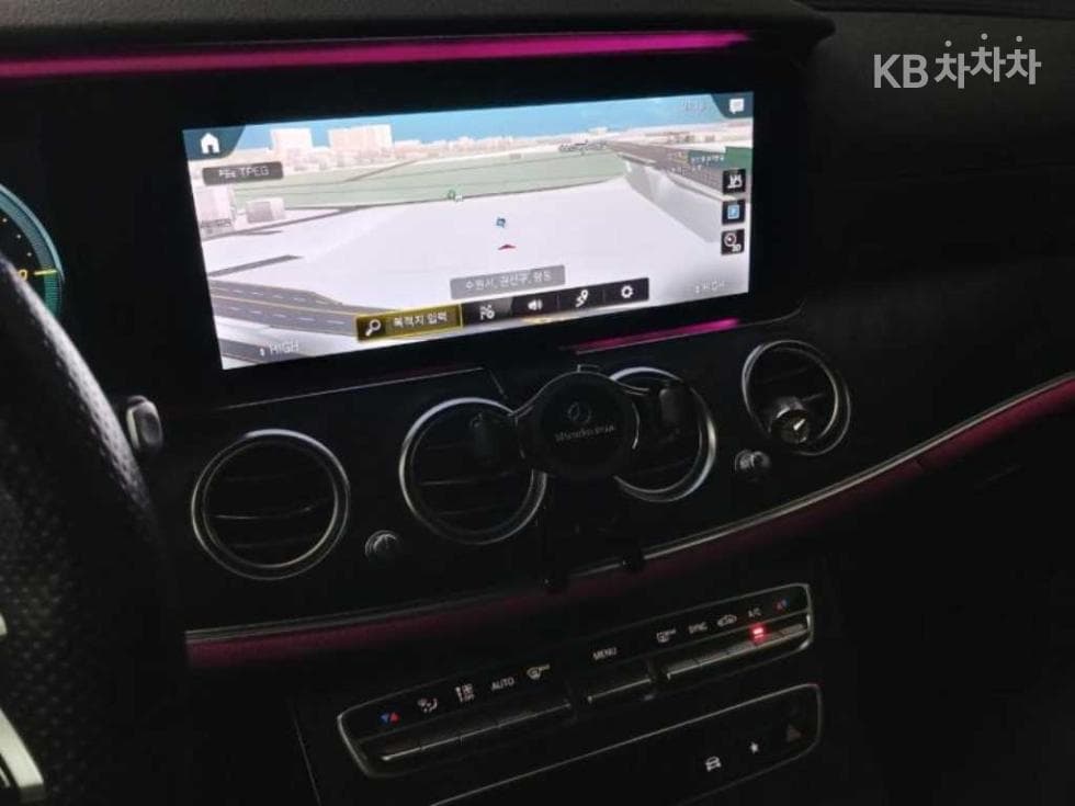 Mercedes-Benz E-Клас (W213)E220d 4MATIC AMG Line - 13