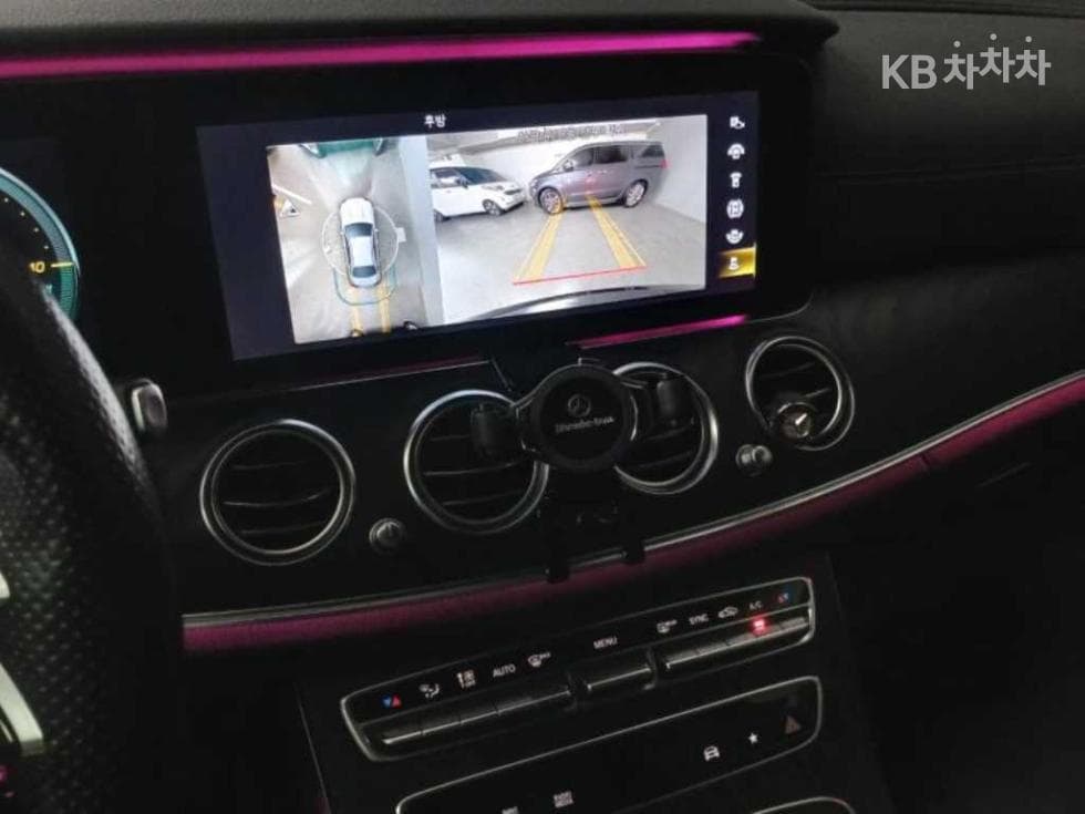 Mercedes-Benz E-Клас (W213)E220d 4MATIC AMG Line - 14