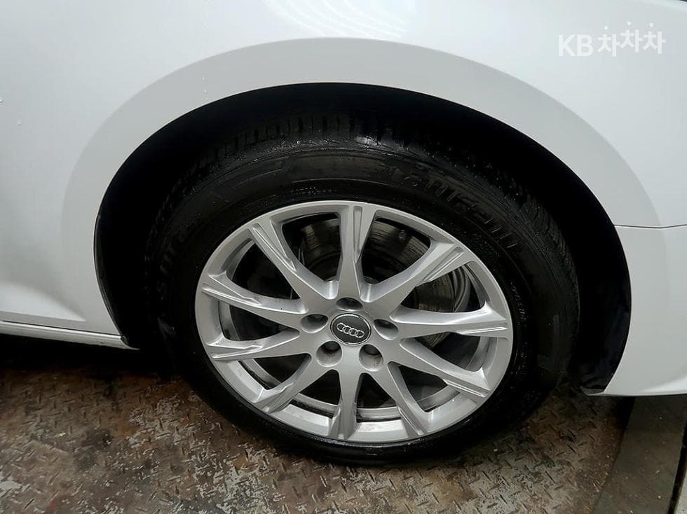 Ауди A4 (B9)40 TFSI - - 8