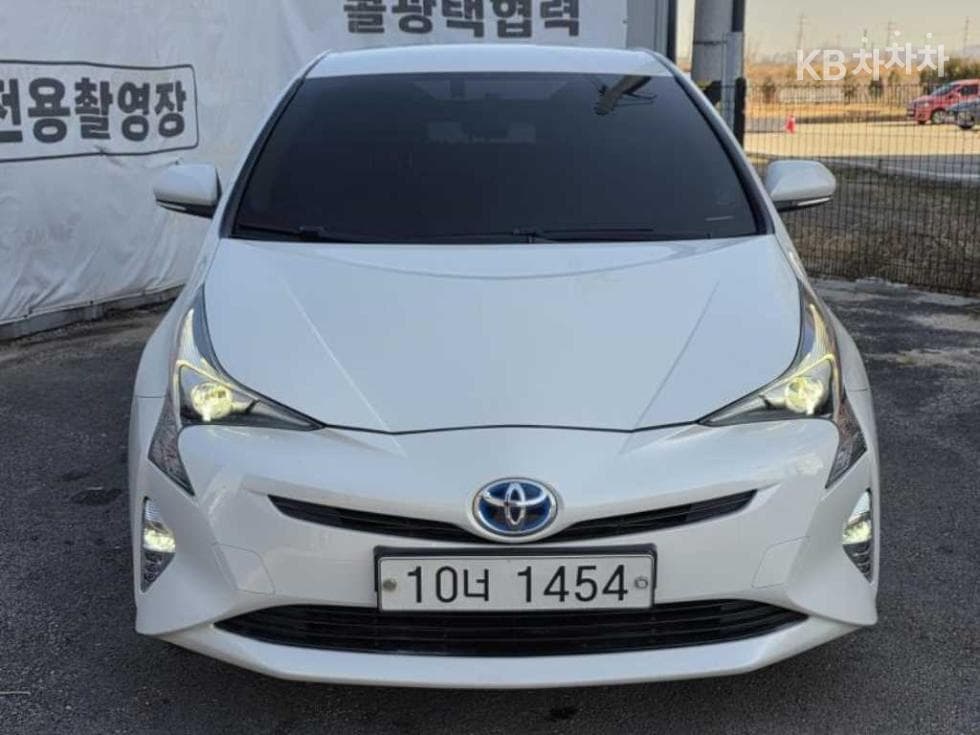 Toyota Prius 4-то поколение 1.8 E - - Image 1