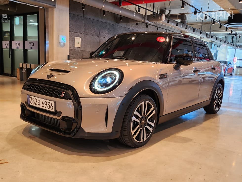 Mini Cooper 5-door S 2.0 Classic Standard - Image 1