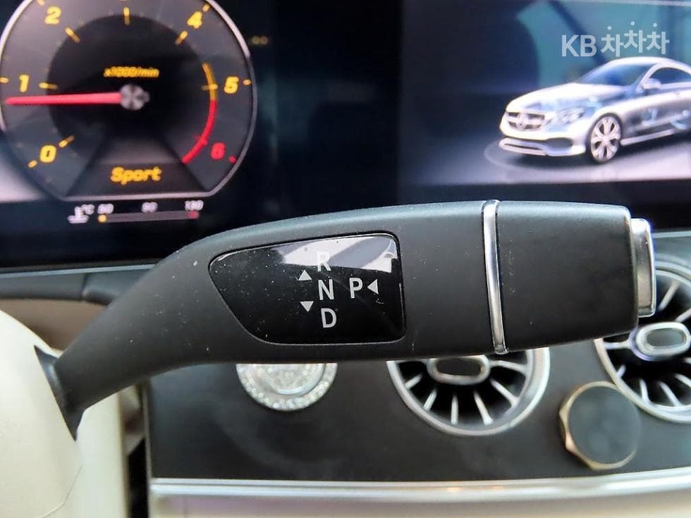 Mercedes-Benz E-Клас (W213)E220d COUPE - 11