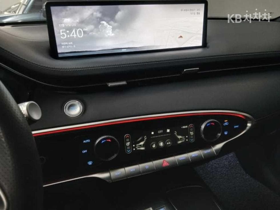 Genesis GV70Gasoline 2.5T AWD - 13