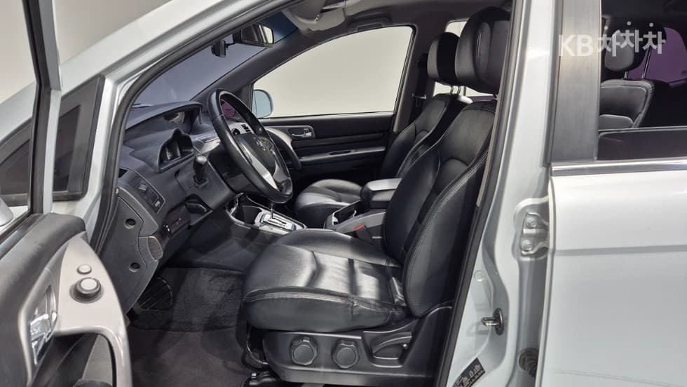 КейДжи Мобилити 코란도 투리스모11-местен 2WD KX - 7