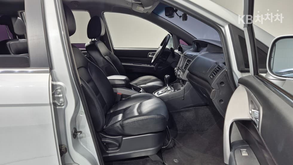 КейДжи Мобилити 코란도 투리스모11-местен 2WD KX - 10