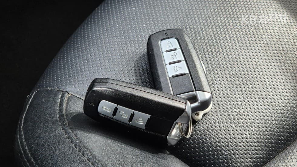 КейДжи Мобилити 코란도 투리스모11-местен 2WD KX - 20