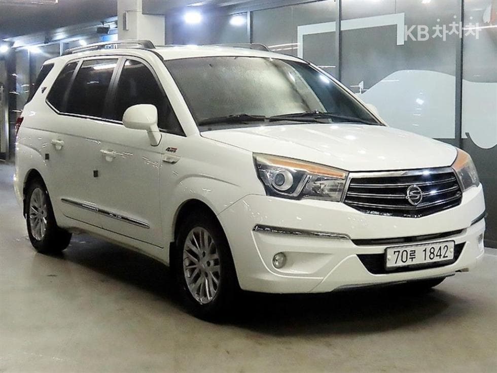KG Mobility 코란도 투리스모 4WD GT 11-seater - Image 1