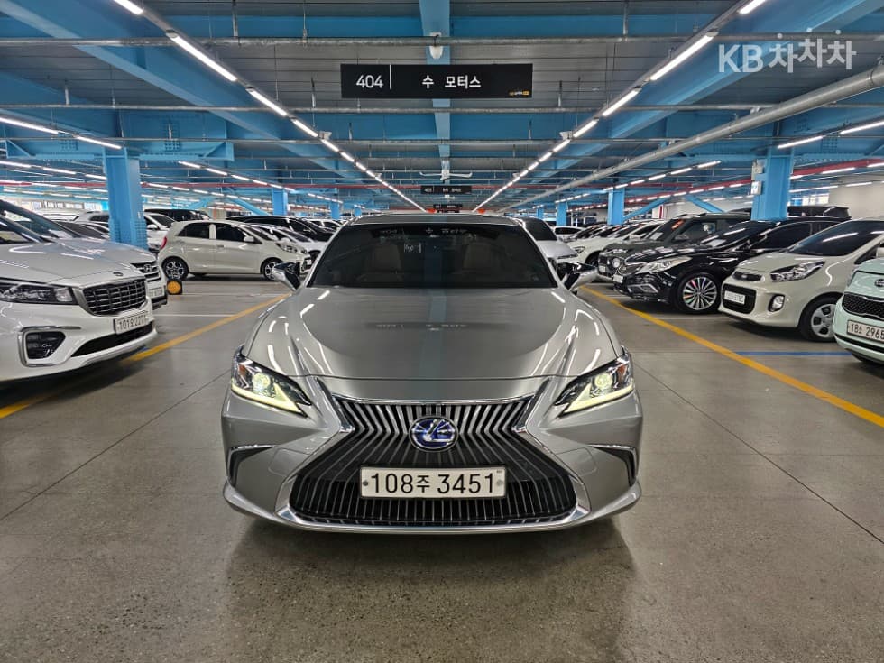 Lexus Нов 제너Рей (ван)션 ES 300h Luxury+ - Image 1