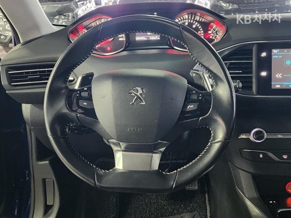 Peugeot 308 Второ поколение1.5 BlueHDi Allure - 12