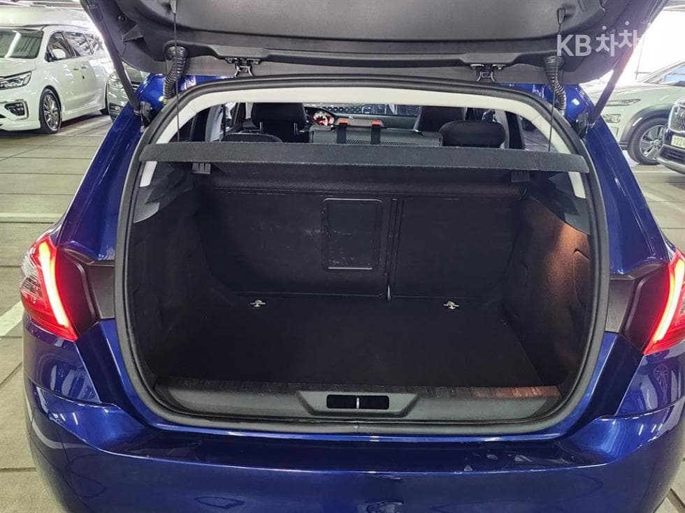 Peugeot 308 Второ поколение1.5 BlueHDi Allure - 18