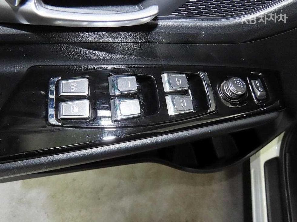 KG Mobility 뷰티플 코란도1.5 GDi Turbo 2WD C5 Plus - 13