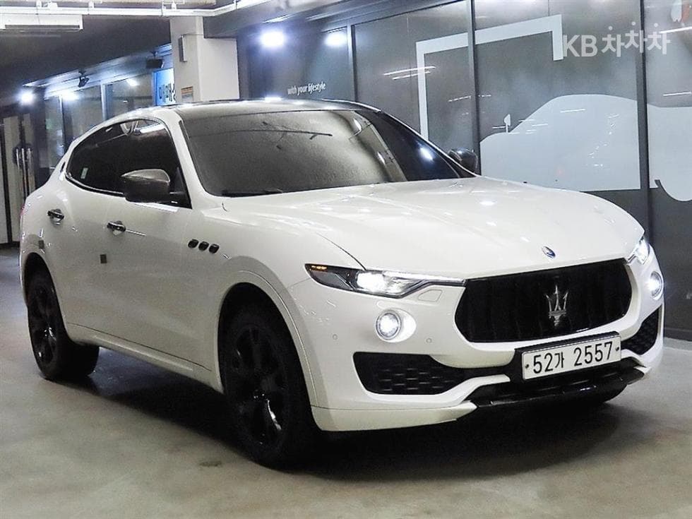 마세라티 르반떼 3.0 AWD Standard - Image 1