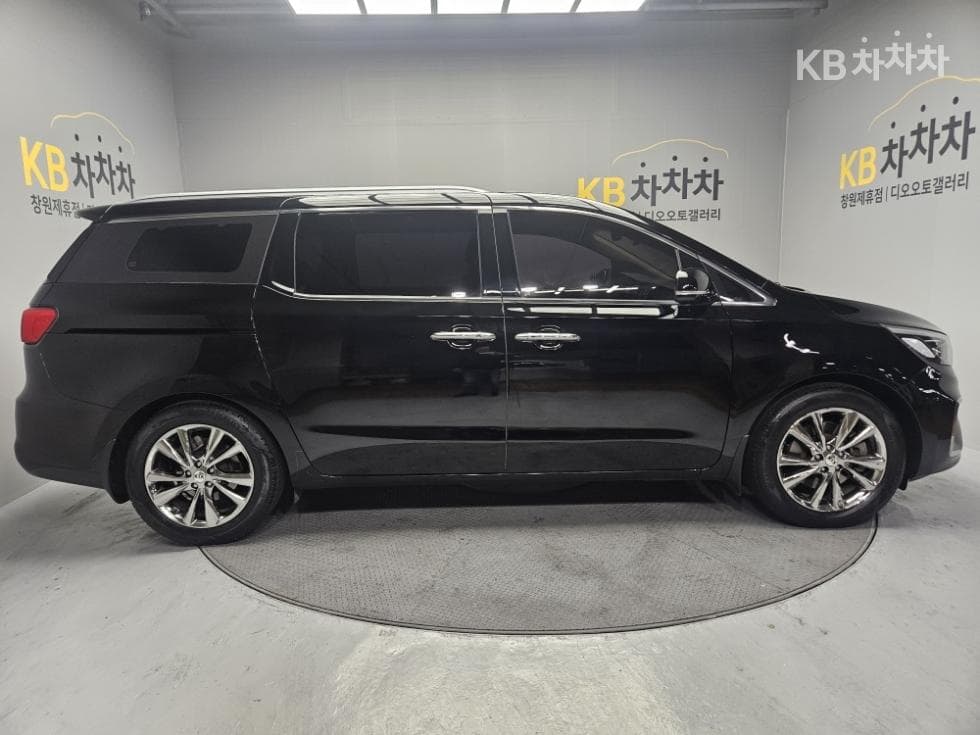 Kia The New (facelift) Carnival9-seater 2.2 Diesel Noblesse - 4