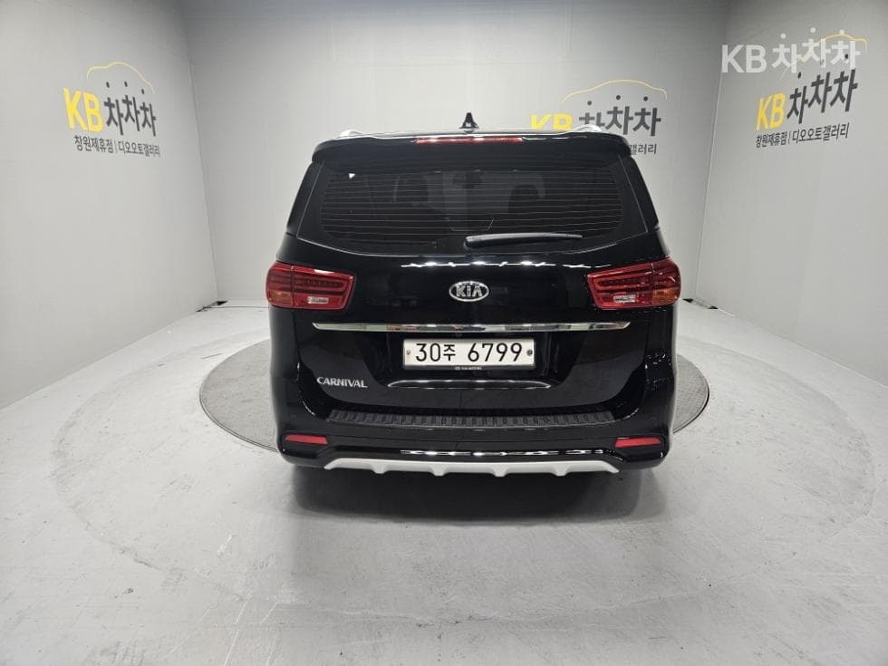 Kia The New (facelift) Carnival9-seater 2.2 Diesel Noblesse - 7