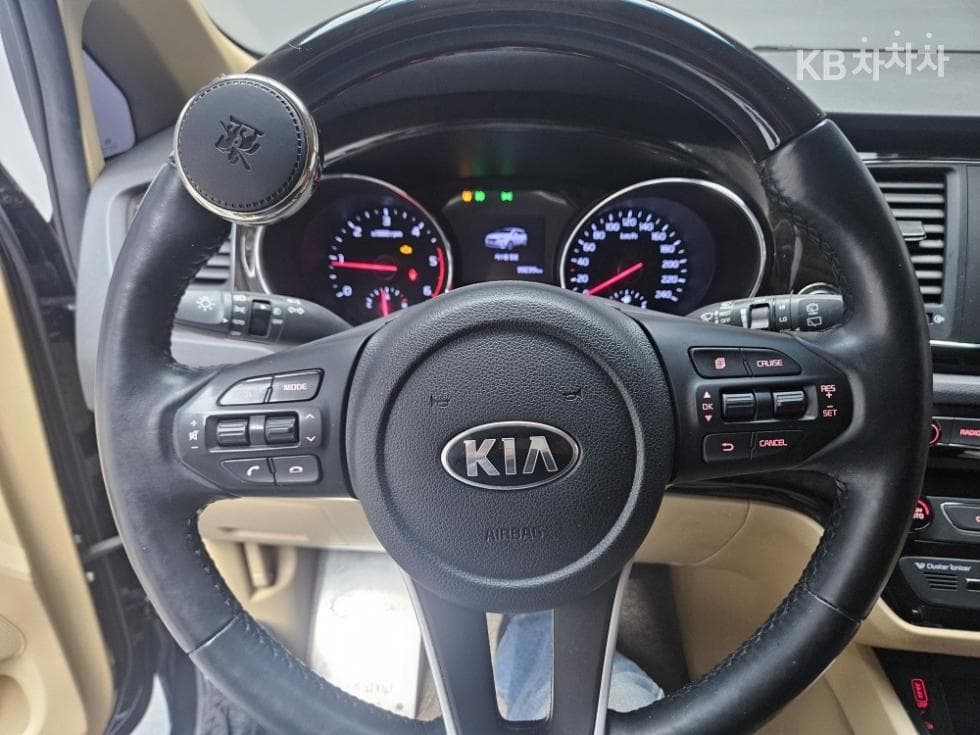 Kia The New (facelift) Carnival9-seater 2.2 Diesel Noblesse - 10