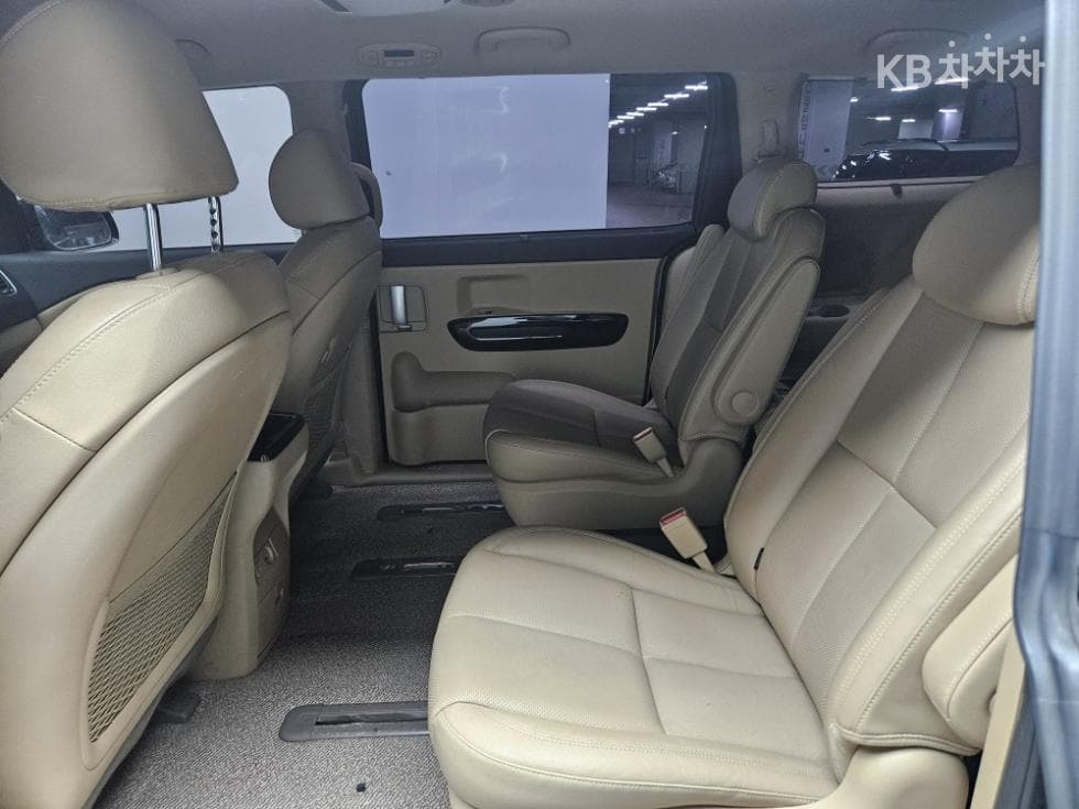 Kia The New (facelift) Carnival9-seater 2.2 Diesel Noblesse - 12