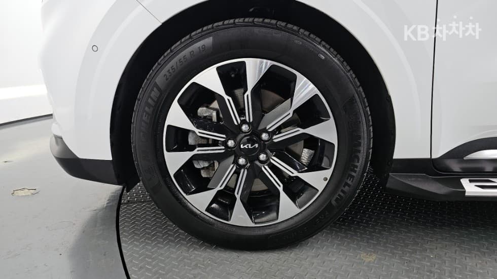 Kia Carnival 4th generationD2.2 9-seater Signature - 7