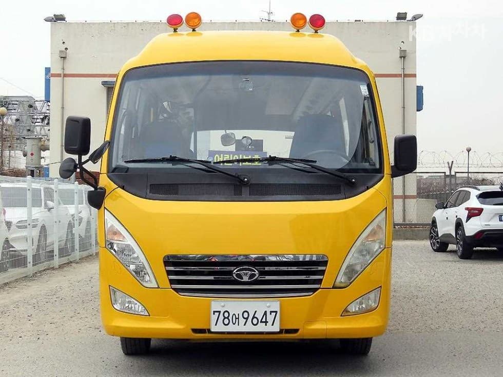 GM Korea 레Star 장축 DLX 39-seater (어린이버스) - Image 1
