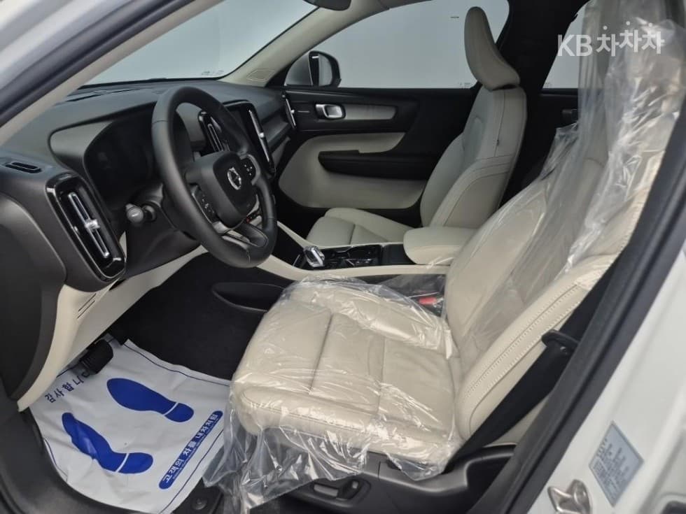 Volvo XC40B4 AWD Ultra Bright - 11
