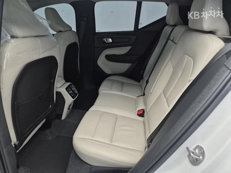 Volvo XC40B4 AWD Ultra Bright - 12