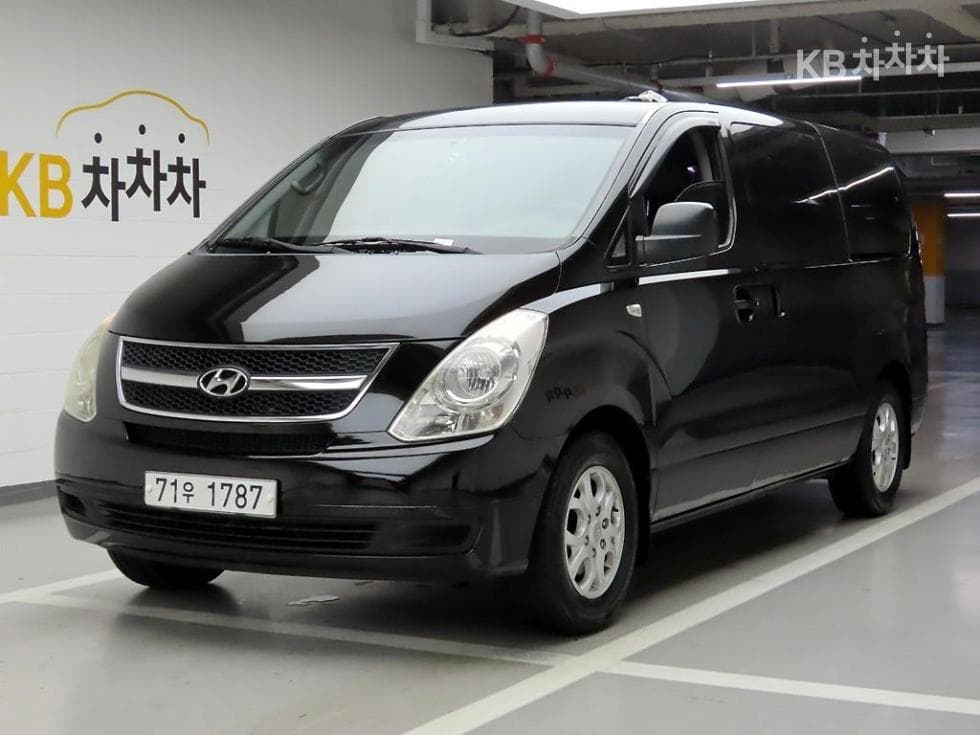 Hyundai Grand Starex 12-seater Wagon CVX Luxury - Image 1