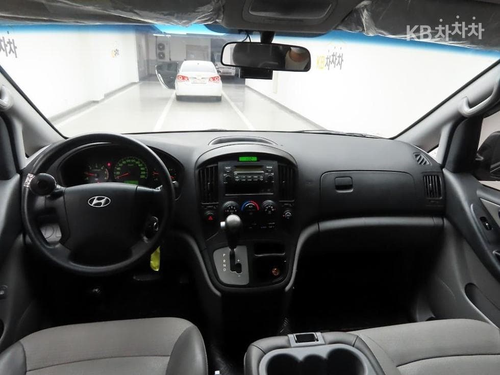 Hyundai Grand Starex12-seater Wagon CVX Luxury - 7