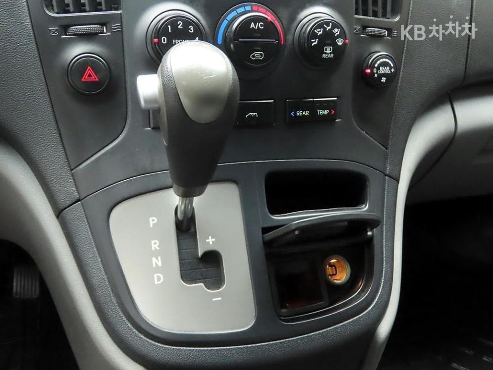 Hyundai Grand Starex12-seater Wagon CVX Luxury - 10